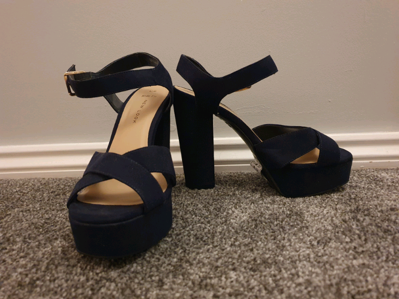 navy sandals size 4